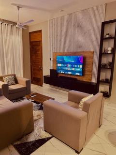 Private Room En-suite with Pool Access - Shared Apartment with One Housemate - Dar es Salaam - 5