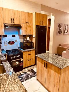 Modern Private En-Suite Room with Pool & In-Room TV - Shared Apartment with One Housemate - Daressalam - 5