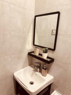 Modern Private En-Suite Room with Pool & In-Room TV - Shared Apartment with One Housemate - 3