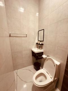 Modern Private En-Suite Room with Pool & In-Room TV - Shared Apartment with One Housemate - Dar es Salaam - 1