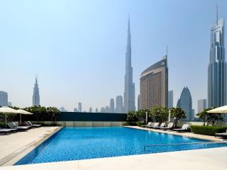 HomesGetaway-Lovely 3BR+Maids Room in Downtown Views - Dubai - 3