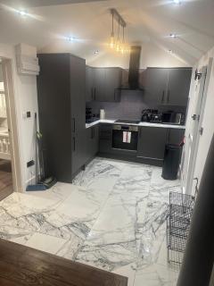 Jacuzzi Retreat Watford ,6 Pax - - 9