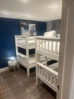 Jacuzzi Retreat Watford ,6 Pax - - 8