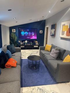 Jacuzzi Retreat Watford ,6 Pax - - 7