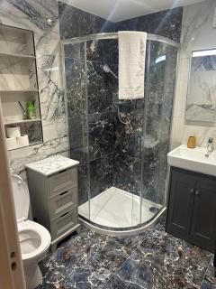 Jacuzzi Retreat Watford ,6 Pax - - 5