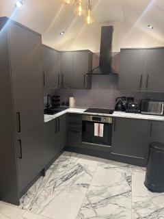 Jacuzzi Retreat Watford ,6 Pax - - 1