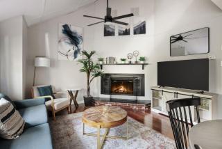 Secret Gardens Fireplace Deck & Dog-Friendly - Inwood - 9