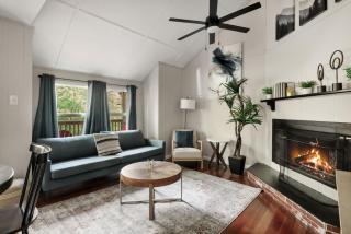 Secret Gardens Fireplace Deck & Dog-Friendly - Inwood - 4