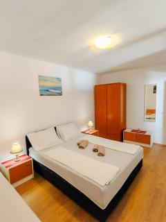 Zora Apartments - Bar - 4