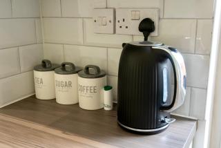 Modern 5 Bed Home, TV in each room, Free BT WiFi & Parking - 62 BW - 3