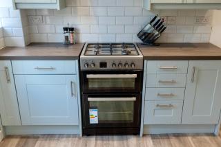 Modern 5 Bed Home, TV in each room, Free BT WiFi & Parking - 62 BW - 5