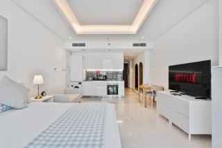 Chic and Stylish Studio with Pool, 6MN Dubai Mall - 7