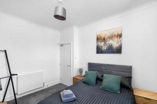 4BR 2Bathroom in Central Location with Free Parking - Montrose - 2