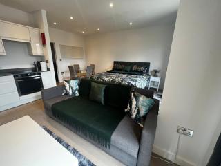 Grosvenor Rd Studio - Sleeps 4 Pet Friendly WiFi - St Albans - 0