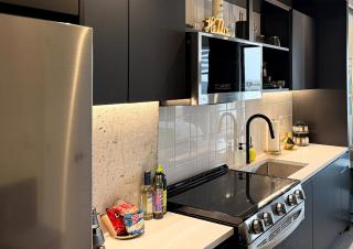 Chic Balcony Studio in Newark - Newark - 3