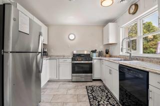 Sleeps 14 Home w Pool Great for Families - Harwich - 1