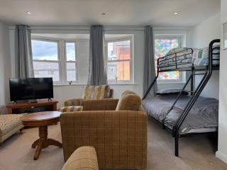 Modern, sleeps 6, rural market town, Llani - 4