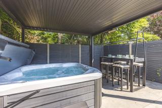 FAMILY FRIENDLY ESCAPE IN ETON, COUNTRYSIDE VIEWS with Hot Tub - 8