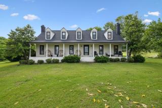 Luxury Farm House with Game room & Outdoor Retreat - Thompsons Station - 3