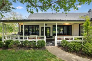 Luxury Farm House with Game room & Outdoor Retreat - Thompsons Station - 4