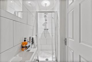Spacious Apartment - Parking & WIFI - Bristol - 2