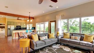 The Two Story Treehouse - Austin - 2