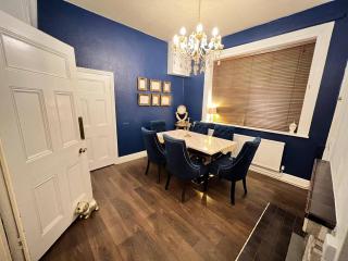 HotTub-Garden-Parking-Sleeps10-10minToTown - 3