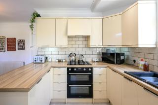 Warrington - Large Beautiful Home - Great Location In South West By StayStaycations - Bristol - 4
