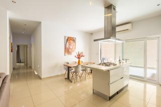 Spacious St Julians Apt Sleep 7 Huge Terrace by QuickTrips - St Julian's - 1