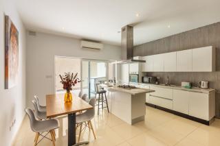 Spacious St Julians Apt Sleep 7 Huge Terrace by QuickTrips - St Julian's - 0