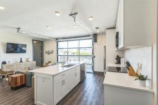 Gorgeous Apt for 8 with Rooftop & Gym Near DT - 1