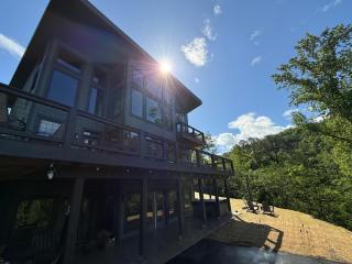 Sunscape Villa – Luxury Gatlinburg Cabin with Hot Tub, Game Room & Breathtaking City Views - Gatlinburg - 0