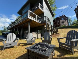 Sunscape Villa – Luxury Gatlinburg Cabin with Hot Tub, Game Room & Breathtaking City Views - Gatlinburg - 9