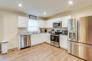 Sunlit Milford Townhome < 2 Mi to Riverwalk! - 5