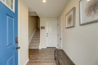Sunlit Milford Townhome < 2 Mi to Riverwalk! - 2