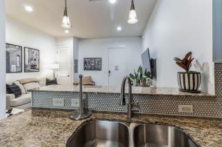 Centennial Park Condo Near Broadway Sleeps 4 - 3
