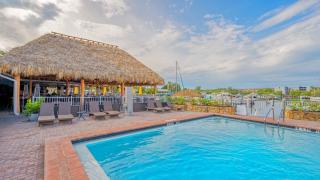Waterfront Hotel Room, Huge Pool, Tiki Bar, Beach! - Sarasota - 2