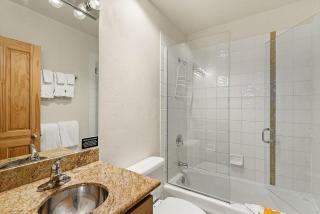 Chateau Chaumont Unit 19, Spacious Top-Floor Condo with Great Location - 4