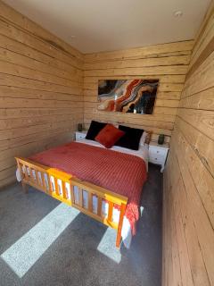 Edgmond Lodges - 1 & 2 Bed Luxury Log Cabins with Private Hot Tubs Derbyshire - Hilton - 6