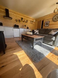 Edgmond Lodges - 1 & 2 Bed Luxury Log Cabins with Private Hot Tubs Derbyshire - Hilton - 3