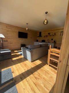 Edgmond Lodges - 1 & 2 Bed Luxury Log Cabins with Private Hot Tubs Derbyshire - Hilton - 2