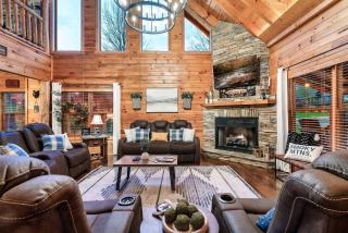 Luxury Cabin with Hot Tub Game Room & Pickle Ball - Sevierville - 3