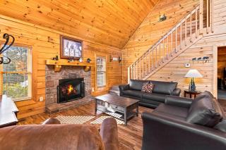 Spacious Cabin Stay for 9 with Hot Tub Close to Town - 3