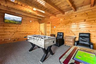 Spacious Cabin Stay for 9 with Hot Tub Close to Town - 8