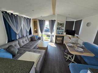 FI005 Loomy Escapes Caravan at St Osyth Beach Essex - 0