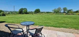 Robin Cottage Sleeps 2 Dog Friendly cottage 40 acres of grounds and woodlands Fishing Lake Swimming Pool - Llanboidy - 7