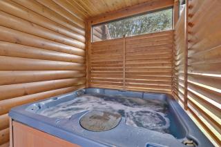 3 BDR Log Cabin in Cozy Resort with Private Hot Tub - 9