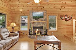 3 BDR Log Cabin in Cozy Resort with Private Hot Tub - 1