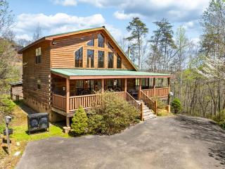Woodland Wonder with Hot Tub and Pool Table - Sevierville - 9