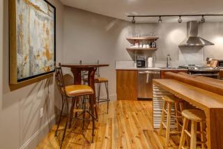 Comfy Family Retreat for 4 in DT Walk to Broadway - 5